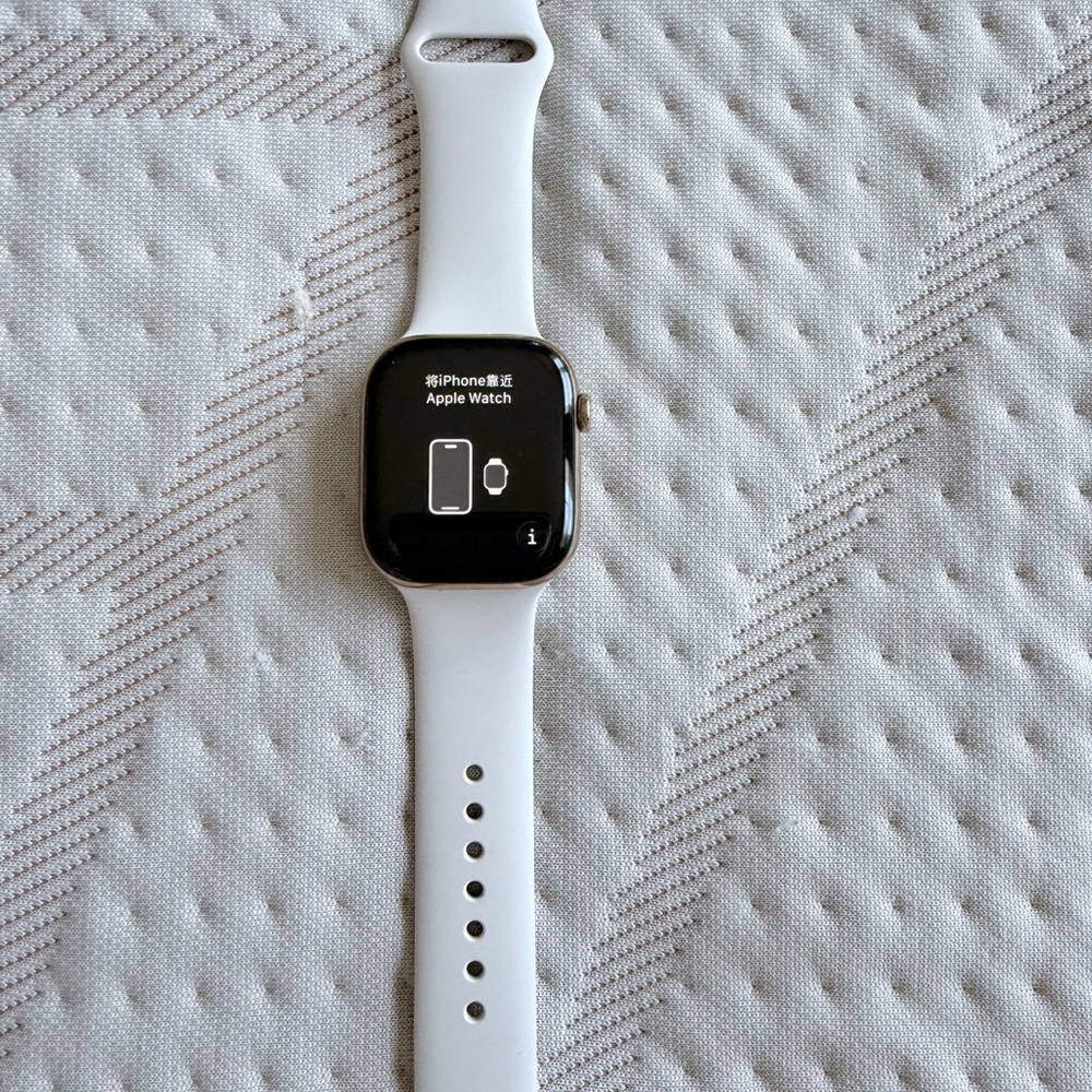 Apple Watch Series 10 - 46mm - 64GB - Gold Titanium Starlight Sport Band S/M